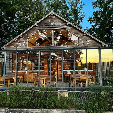 Country Lodge *