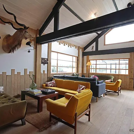 Country Lodge *